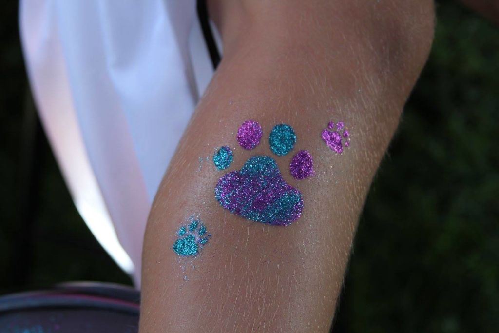  Paw-shaped glitter tattoo 